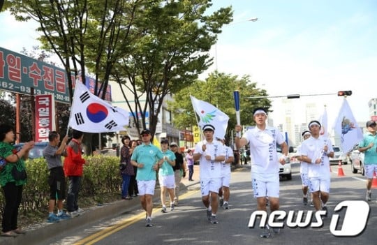 인천아시안게임 성화가 16일 부천시에 도착해 부천 시민들의 환영을 받고 있다. /사진=인천AG 조직위 제공(뉴스1)