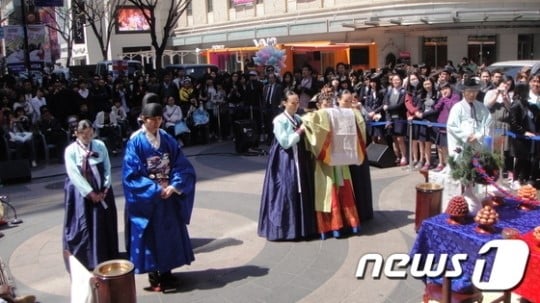 지난 22일부터 '2014 인천 아시안게임' 선수촌에서 '잔치잔치 열렸네'라는 주제로 전통혼례 행사가 진행되고 있다. /사진=뉴스1