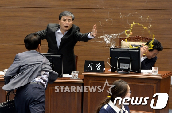 김성일 시의원으로부터 날계란 봉변을 당하고 있는 안상수 시장./사진=뉴스1