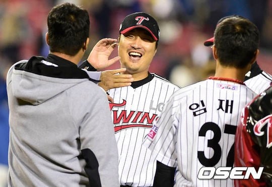 결승타를 친 이진영이 경기 후 기뻐하고 있다. /사진=OSEN