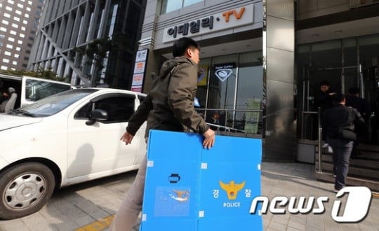 경기 성남시 판교테크노밸리 환풍구 추락 사고를 수사 중인 경기지방경찰청 수사본부 소속의 한 형사가 19일 오전 사고 당시 행사 주관사인 이데일리를 전격 압수수색하기 위해 서울시 중구 이데일리·이데일리TV 본사로 들어서고 있다. /사진=뉴스1