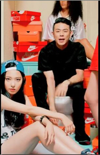 / 에픽하이 '본 헤이터' 뮤직비디오에 출연한 소민(맨 왼쪽 하늘색 모자)