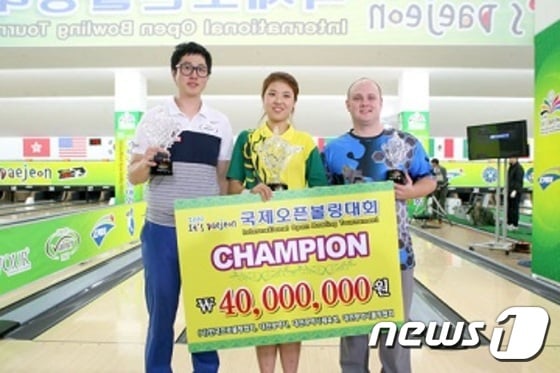 남자 선수와의 두 차례 성대결을 모두 이기고 '2014 월드볼링투어 이츠대전 국제오픈볼링대회' 우승을 차지한 송시라(가운데). /사진=뉴스1