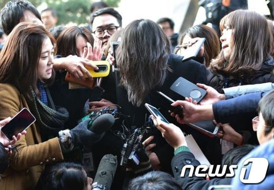 땅콩회항으로 물의를 일으킨 대한항공 조현아 전 부사장(가운데)이 지난 12월 30일 서울 서부지방법원에서 영장실질심사가 끝난 뒤 취재진에 둘러싸여 있다. /사진=뉴스1