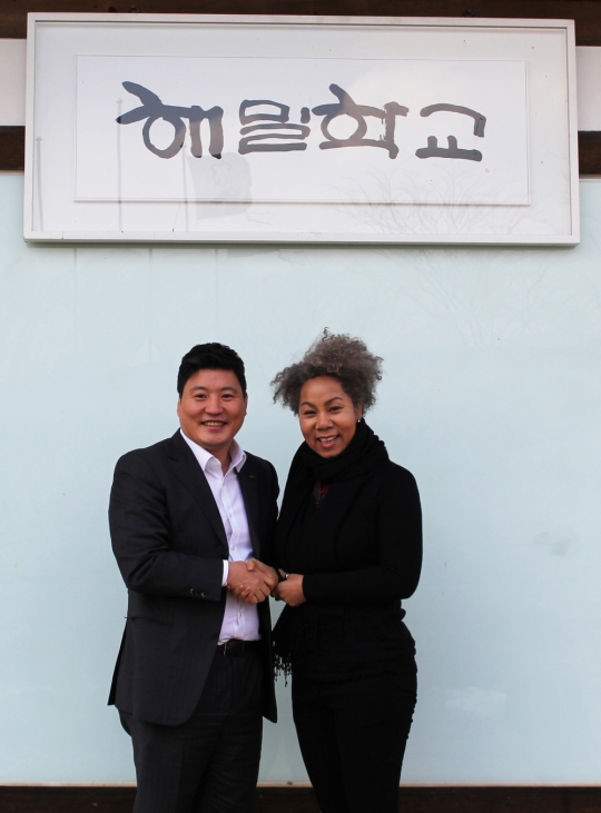 인순이와 좋은 사람들 김인순 이사장(우측)과 스포츠닥터스 허준영 이사장(한국마이팜제약/마이건설 회장)이 협약 후 기념 촬영하고 있다. /사진=스포츠닥터스 제공