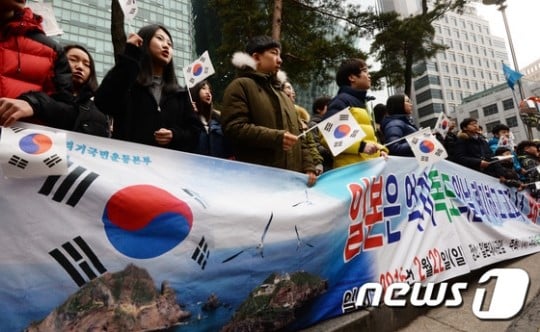 나라살리기국민운동본부 소속 회원들이 일본 다케시마의 날을 규탄하며 구호를 외치고 있다. /사진=뉴스1