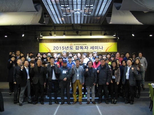한국여자야구연맹이 여자야구 국가대표 상비군 제도를 상시 운영한다. 사진은 지난 14일 있었던 감독자 세미나 이후 기념촬영 장면 /사진=한국여자야구연맹 제공
