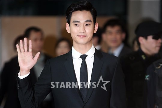 배우 김수현이 26일 인천국제공항에서 열린 명예홍보대사 위촉식에 참석, 손을 흔들고 있다. 인천국제공항=임성균 기자