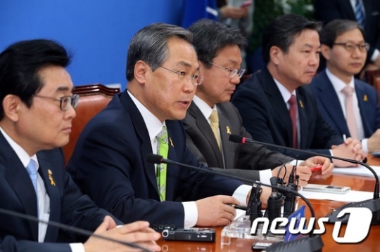 새정치민주연합 우윤근 원내대표이 모두발언을 하고 있다. /사진=뉴스1