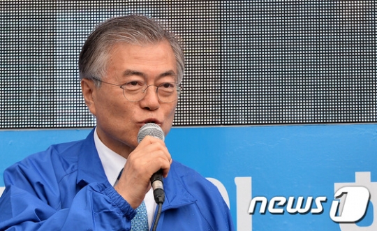 여야 차기 대선주자 지지도에서 새정치연합 문재인 대표가 0.4%p 오른 27.9%를 기록, 지난주에 이어 다시 한 번 차기 대선주자 최고 지지율을 경신하며 15주 연속 선두를 고수했다. /사진=뉴스1