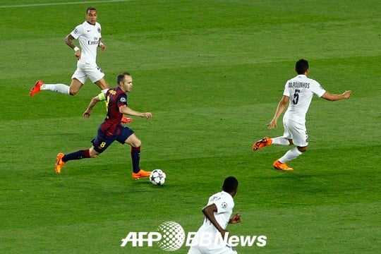 PSG 3명의 선수들을 가볍게 제친 이니에스타(붉은색). /AFPBBNews=뉴스1