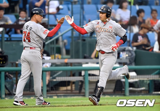 SK 김강민(오른쪽). /사진=OSEN