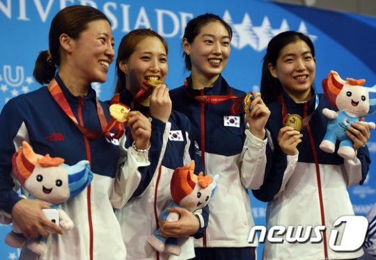 9일 오후 광주 서구 김대중컨벤션센터에서 열린 2015 광주하계유니버시아드(U대회) 펜싱 여자 사브레 단체전 시상식에서 러시아를 꺾고 금메달을 차지한 대한민국 대표팀 선수들이 메달을 들어보이고 있다. /사진=뉴스1