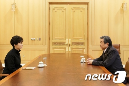 박근혜 대통령과 김무성 대표를 비롯한 신임 지도부가 오는 16일 청와대에서 회동을 갖는다. /사진=뉴스1(청와대 제공)