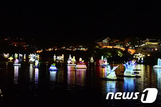 지난 1일 경남 진주시 남강 일대에서 열린 2015 진주남강유등축제에서 7만 여개의 등이 화려하게 불을 밝히고 있다./사진=뉴스1