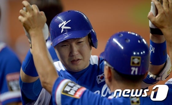 16일 오후(현지시간) 대만 타이중 인터콘티넨탈 야구장에서 열린 2015 WBSC 프리미어12 8강전 대한민국과 쿠바의 경기 8회초 1사 한국 양의지가 솔로홈런을 친 뒤 환호하고 있다. /사진=뉴스1
