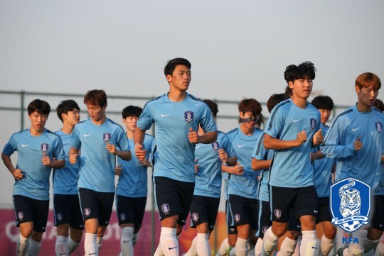 황희찬(가운데). /사진=대한축구협회 제공