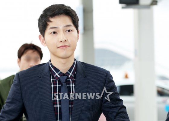 배우 송중기가 지난 22일 홍콩으로 출국하고 있다. 그는 '태양의 후예'로 누구보다 바쁜 '한류스타'가 됐다. /사진=김휘선 인턴기자