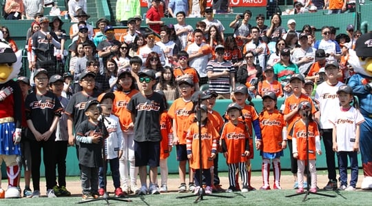 지난 2015년 5월 5일 어린이날을 맞이하여 키즈클럽 회원 어린이들이 경기 전 그라운드에서 애국가 제창을 하고 있다. /사진=한화 이글스 제공