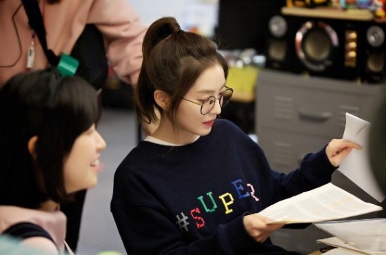 '게임회사 여직원들' 대본을 보고 있는 아이린 /사진='게임회사 여직원' 공식 SNS
