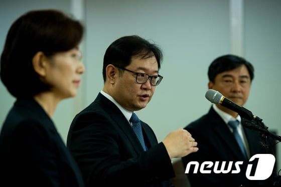 한미약품 올리타정에 대한 부작용 관련 회의 결과를 브리핑하고 있는 이원식 식품의약품안전처 의약품안전과장 /사진=뉴스1