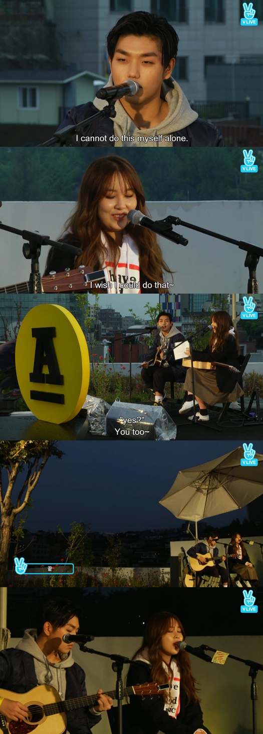 /사진= 네이버 V앱 '권진아&샘김 가을밤 루프탑 라이브' 방송화면 캡처
