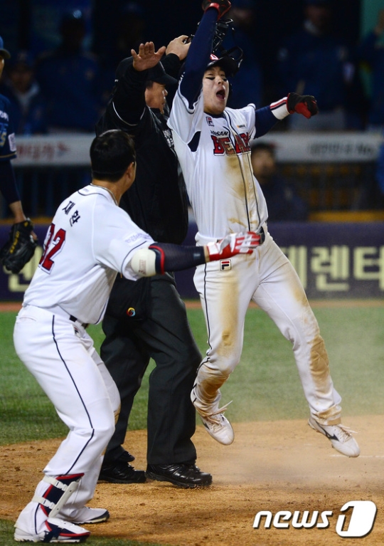 끝내기 득점 성공 후 기뻐하는 허경민. /사진=뉴스1