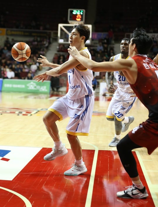 13어시스트를 기록하며 팀 승리를 이끈 김태술. /사진=KBL 제공