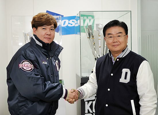 이현승(좌)과 김태룡 단장. /사진=두산 베어스 제공