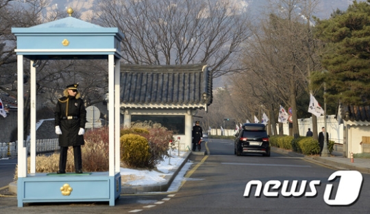 박영수 특별검사팀이 청와대 압수수색을 앞둔 3일 오전 청와대 앞에 긴장감이 감돌고 있다./사진=뉴스1