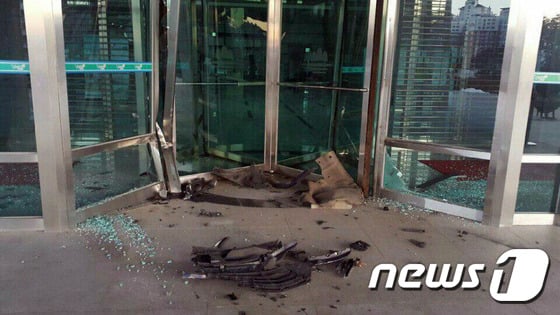 파손된 원주시청 출입문 현관 /사진=뉴스1(원주경찰서 제공)