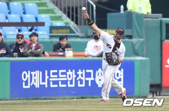 216일 만에 좌익수 수비에 나선 로사리오.