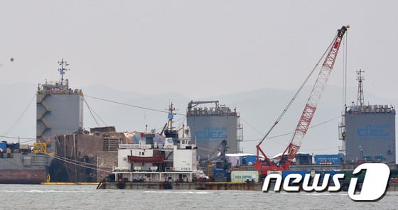 24일 오전 세월호 침몰 해역인 전남 진도군 동거차도 앞바다에서 중국 인양업체인 상하이샐비지의 재킹바지선 두척이 세월호 인양작업을 진행하고 있다. /사진=뉴스1