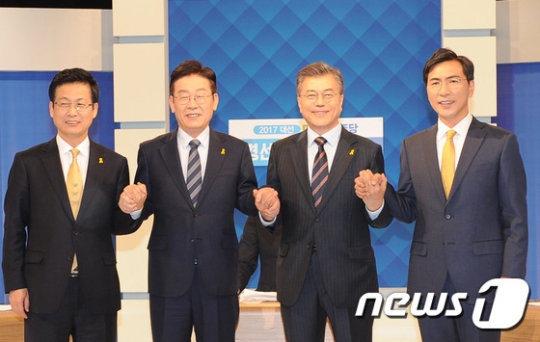 좌측 두 번째부터 이재명 시장-문재인 더불어민주당 전 대표-안희정 충남지사. /사진=뉴스1