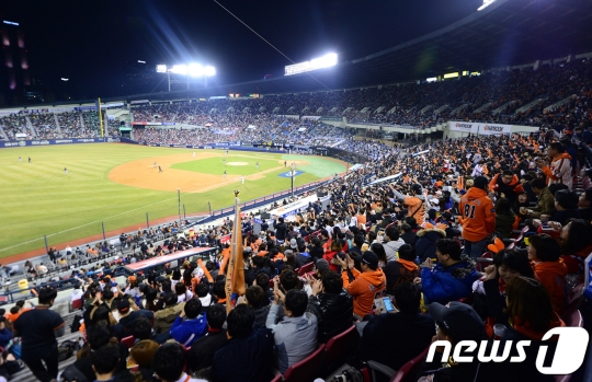 개막 시리즈 3일 동안 평균 2만명 이상이 찾은 잠실구장. /사진=뉴스1
