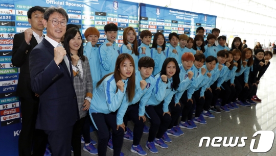 2018 여자아시안컵' 예선전을 위해 베이징을 거쳐 평양으로 출국하는 윤덕여 감독과 선수들이 2일 오전 인천공항에서 기자회견을 마친 후 기념 촬영을 하고 있다. /사진=사진공동취재단(뉴스1)