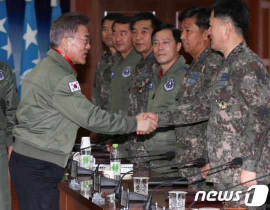 문재인 더불어민주당 대선 후보가 7일 경기도 평택시 공군작전사령부를 방문해 군관계자들과 인사를 나누고 있다./사진=뉴스1