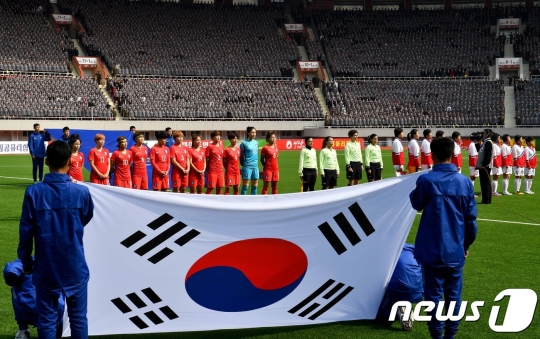 7일 평양 김일성경기장에서 열린 여자축구 아시안컵 예선전 대한민국과 북한의 경기에서 태극기가 펼쳐져 있다. /사진=평양 사진공동취재단(뉴스1)