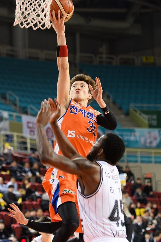 전자랜드와 보수 5억원에 FA 계약을 체결한 박찬희. /사진=KBL 제공