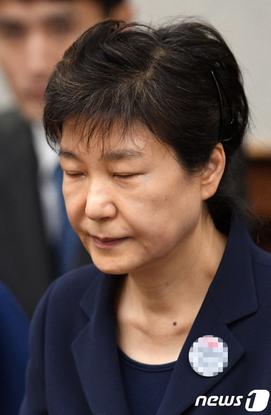 뇌물혐의 등으로 구속기소 된 박근혜 전 대통령이 23일 오전 서울 서초동 서울중앙지법 417호 대법정에서 첫 재판 시작을 기다리고 있다./사진= 뉴스1