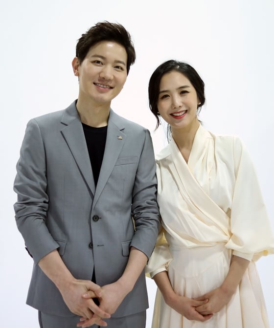 김정근, 이지애 부부/사진제공=서경덕 성신여대 교수팀