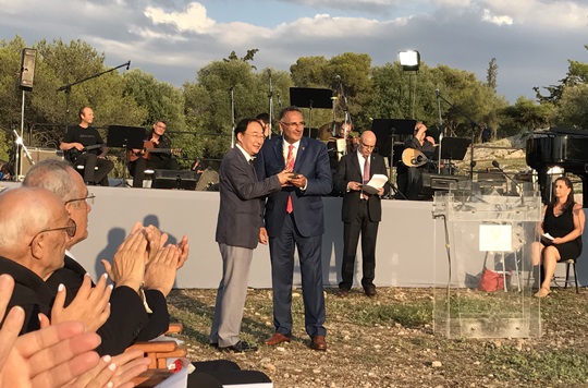 아테나상 시상식 사진. 왼쪽부터 대한체육회 김용 사무차장, IOA Michael FYSENTZIDIS 회장. /사진=대한체육회 제공