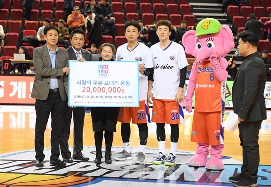 인천 전자랜드가 K밀크 보내기 운동 기부금 적립금 전달식을 실시했다. /사진=인천 전자랜드 제공