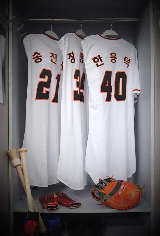 한화 레전드들의 등번호가 적힌 유니폼 사진=한화 이글스 제공