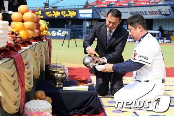 2015년 두산의 안전기원제 모습 /사진=뉴스1(두산 베어스 제공)