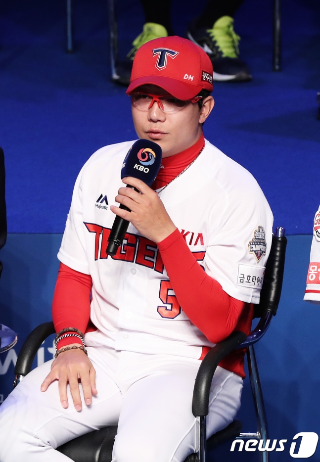 KIA 타이거즈 양현종. 나지완이 함께 춤을 추겠다는 공약을 내걸면서 우승할 경우 2년 연속으로 댄스를 선보일 수 있게 됐다. /사진=뉴스1