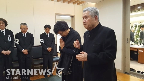 고 최은희 빈소를 찾은 임권택 감독 부부/사진=독자제공
