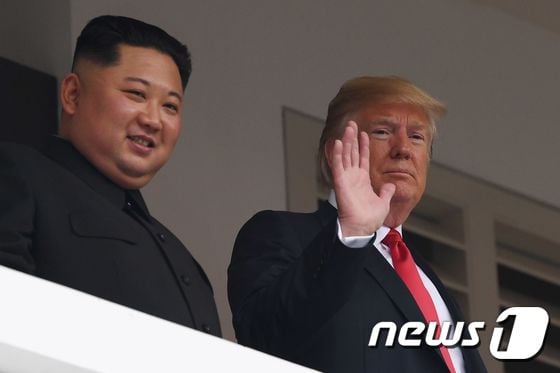 도널드 트럼프 미국 대통령이 12일 싱가포르 센토사 섬 카펠라 호텔에서 열린 김정은 북한 국무위원장과의 역사적인 북미정상회담 중 베란다로 나와 손을 흔들고 있다./사진=뉴스1