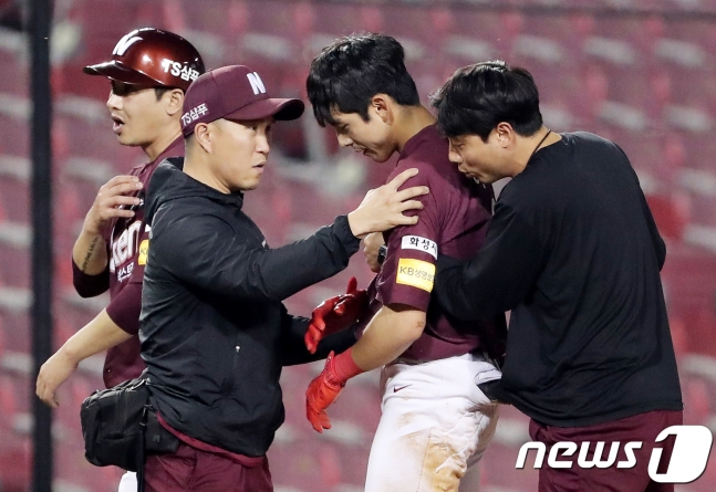 19일 두산전 도중 왼쪽 어깨 부상을 입은 이정후. /사진=뉴스1