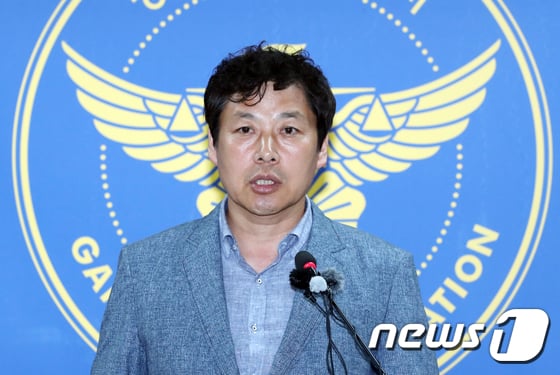 '강진 실종 여고생으로 확인'. 김재순 강진경찰서 수사과장이 25일 전남 강진경찰서에서 전남 강진군 도암면 지석리의 한 야산에서 발견된 시신에서 지난 16일 실종된 여고생 A양의 유전자가 검출됐다고 밝히고 있다./사진=뉴스1